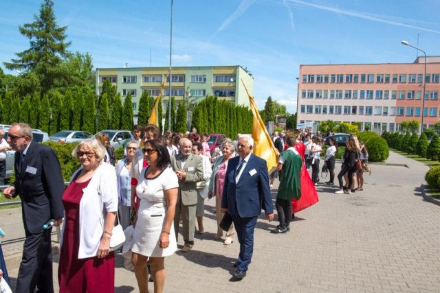 Przemarsz uczestników Jubileuszu Szkoły